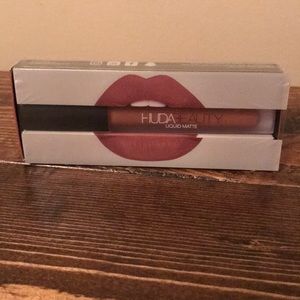 Huda Bombshell liquid matte lipstick